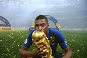 Mbappé besa la Copa del Mundo tras la final en Moscú