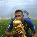 Mbappé besa la Copa del Mundo tras la final en Moscú