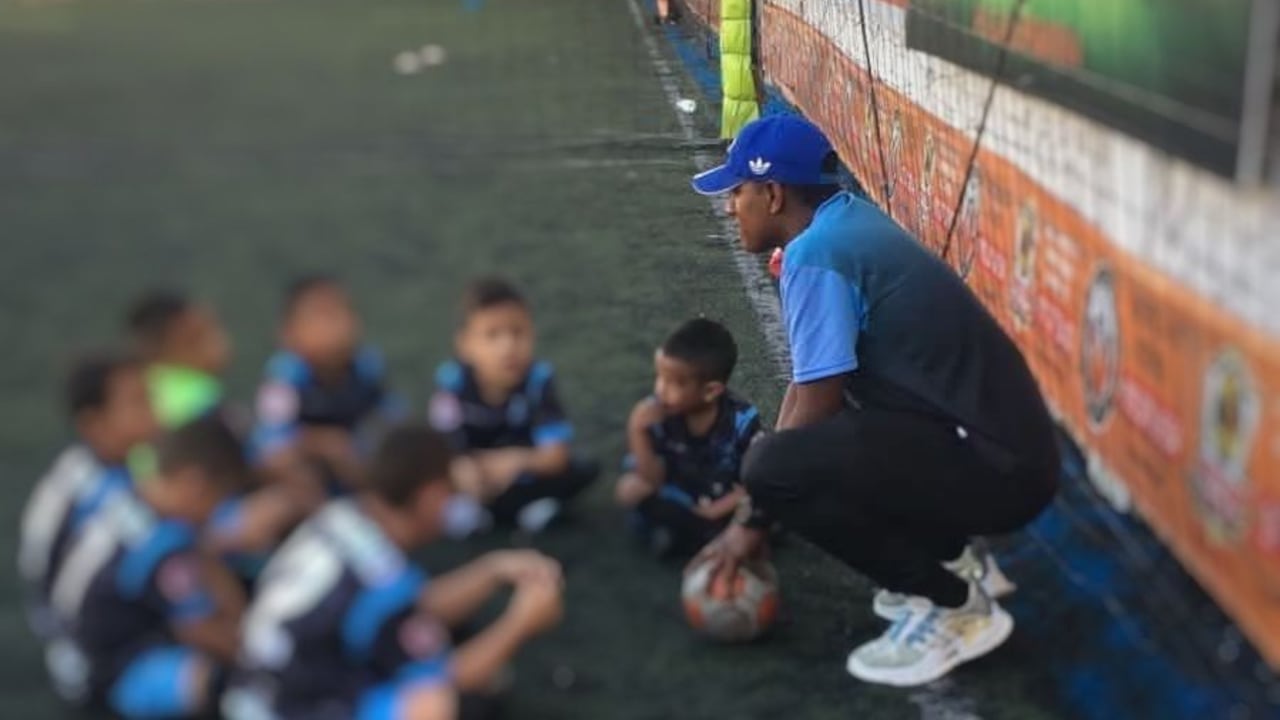 Pipo se dedicaba a entrenar niños en la Comuna 18 y a iniciativas en pro del bienestar comunitario.