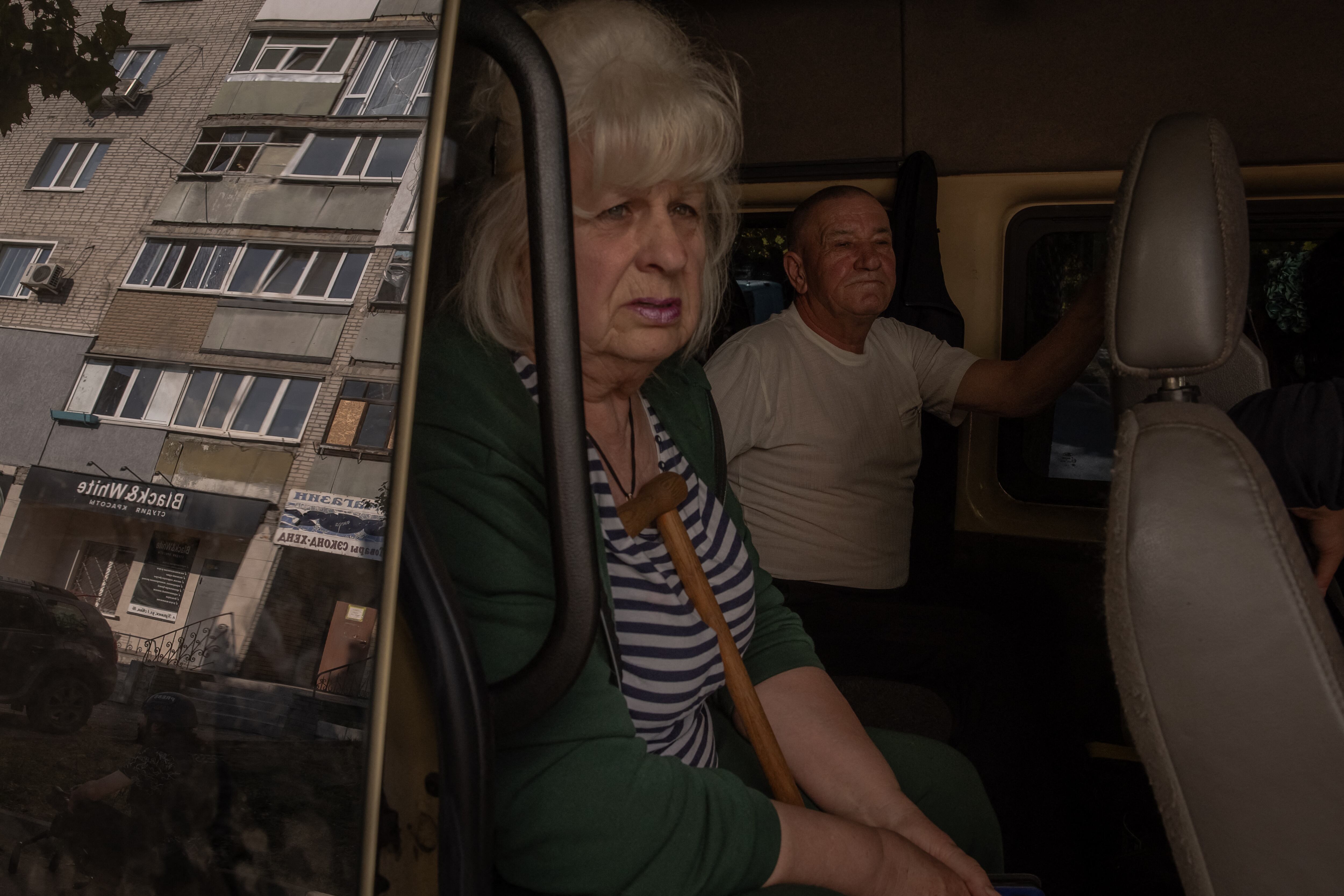 Sergiy, quien no reveló su apellido, se había negado a dejar su casa, preocupado por sus animales y gallinas, que un vecino alimentará.