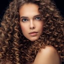 Modelo de cabello rizado.