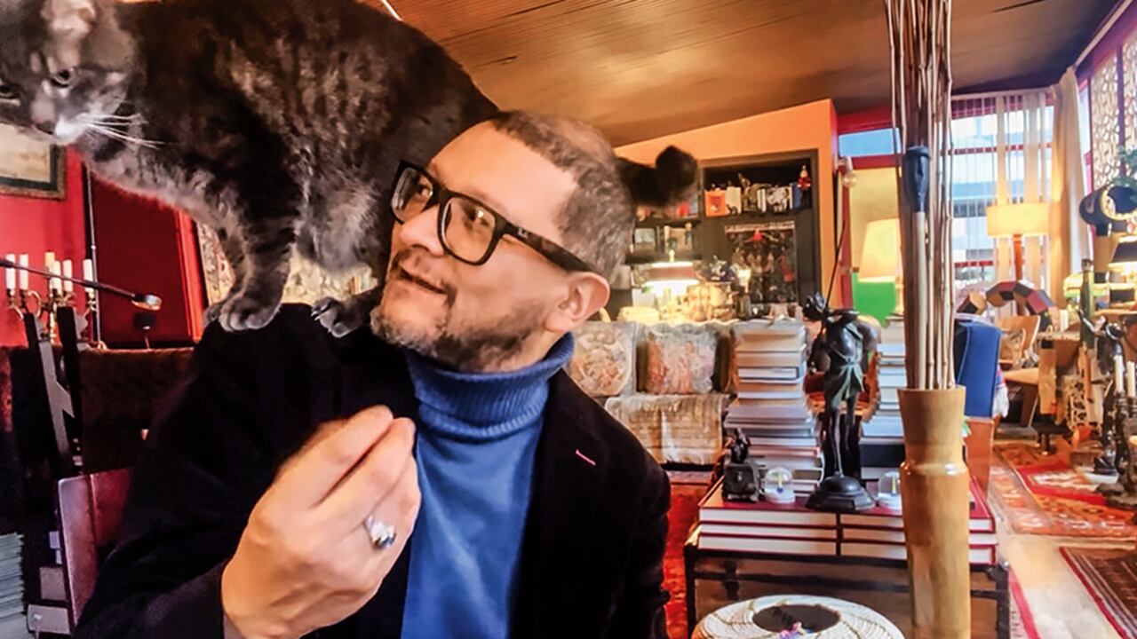 En su canal de YouTube, Sanabria, acompañado por su gato, ha dicho que las denuncias en su contra se deben a su posición política y que no hay pruebas de los presuntos abusos.