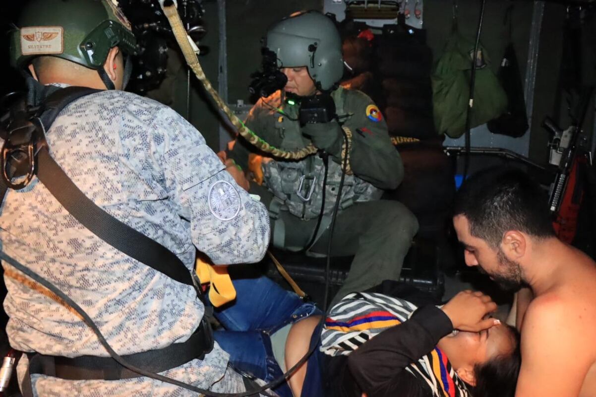 Momento en el que fueron recatados un hombre y una mujer en Guainía tras accidente aéreo.