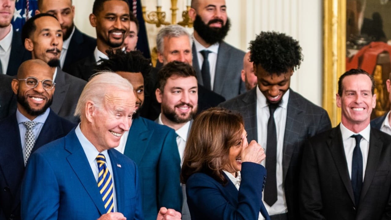 El presidente de Estados Unidos, Joe Biden, recibió en la Casa Blanca a los Golden State Warriors, equipo de la NBA que ha ganado cuatro campeonatos en ocho años.