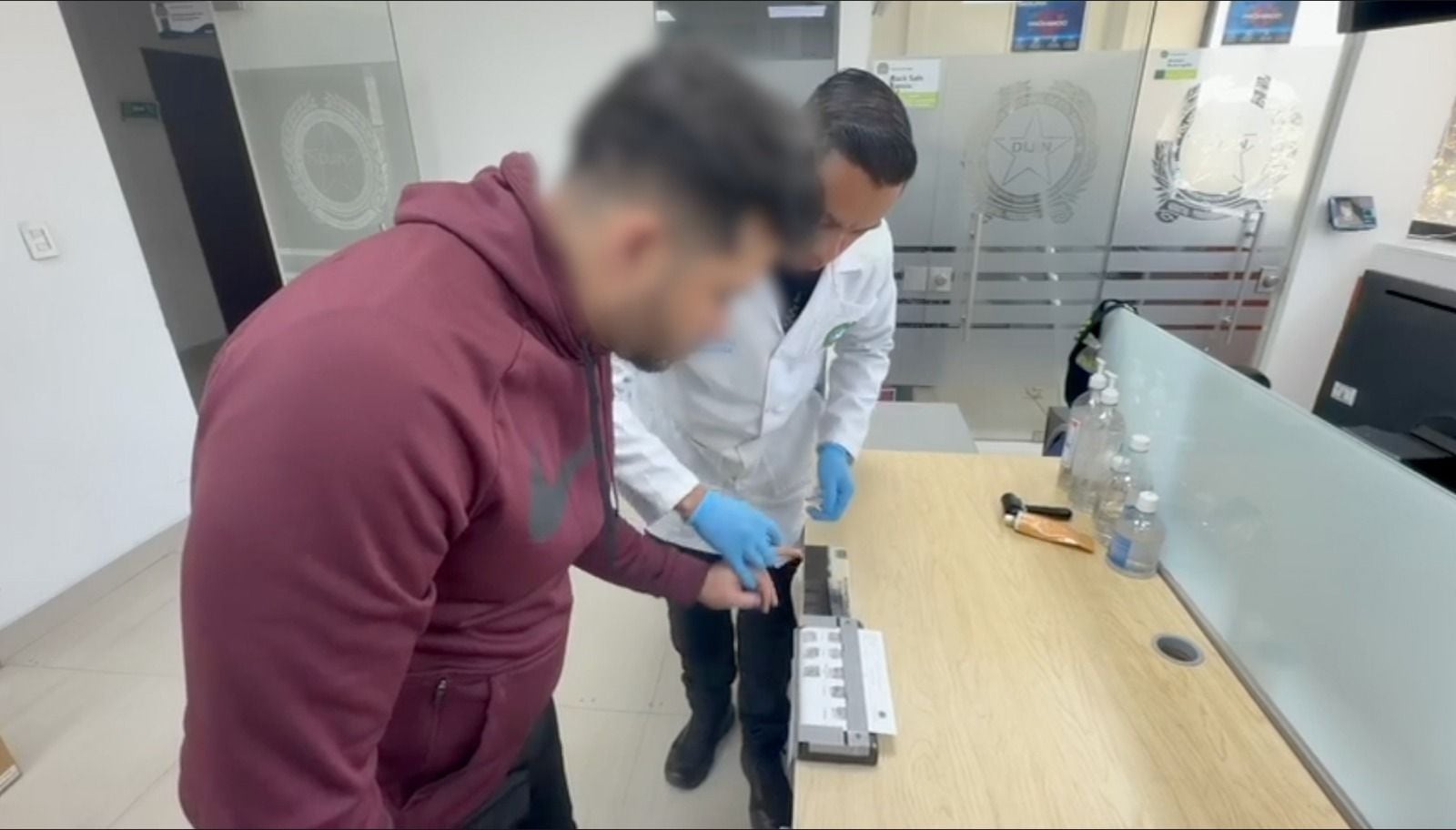 El capturado fue identificado como Cristian Poveda, quien es requerido por el Circuito Judicial del condado de Miami-Dade.