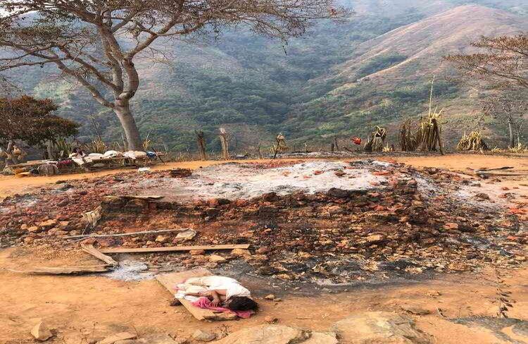 Las condiciones sanitarias son precarias y no tiene un lugar en donde puedan protegerse del fuerte sol durante el día, ni refugiarse de la lluvia. En la noche duermen a la intemperie sobre la tierra, sin mantas con que cubrirse y soportando el frío de la Sierra. FOTO: Jhorllana Romero