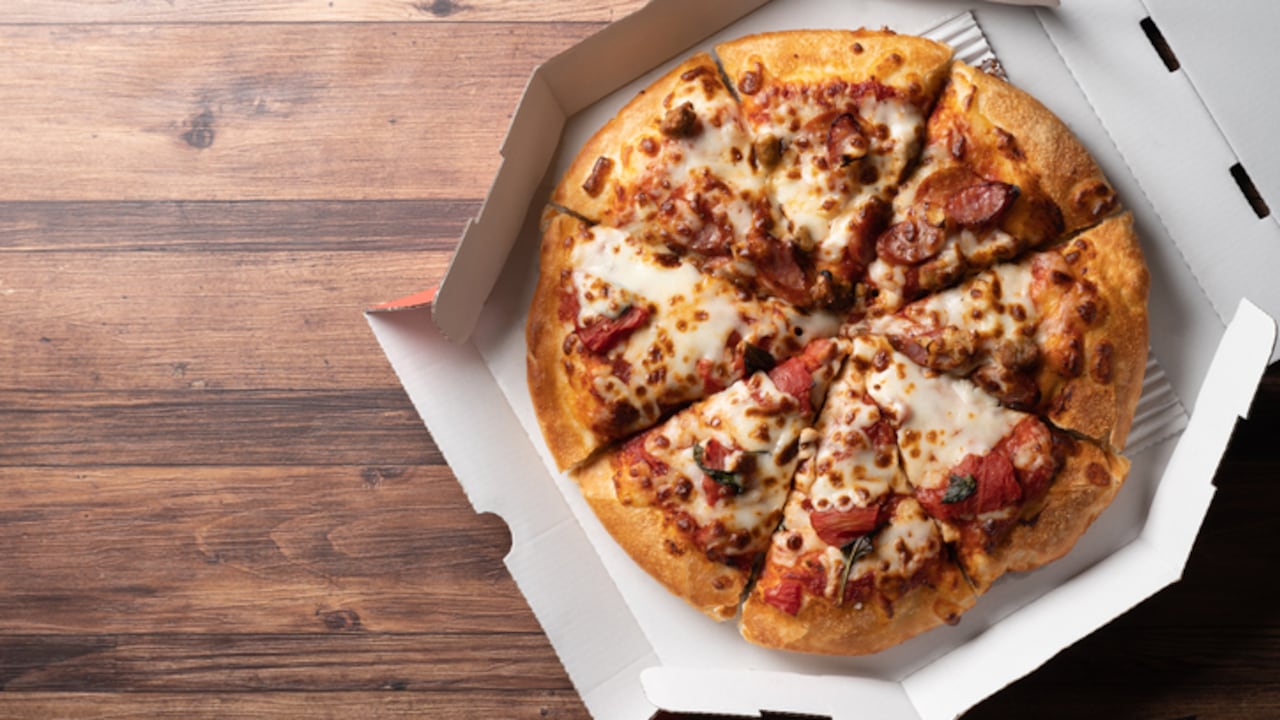 Muchas de estas pizzas grandes están diseñadas para compartir, pero incluso si se dividieran entre dos o tres personas, aún se estaría consumiendo más de 1.000 calorías. Se recomienda que los adultos consuman entre 2.000 y 2.500 calorías al día, 2.000 para mujeres y 2.500 para hombres.