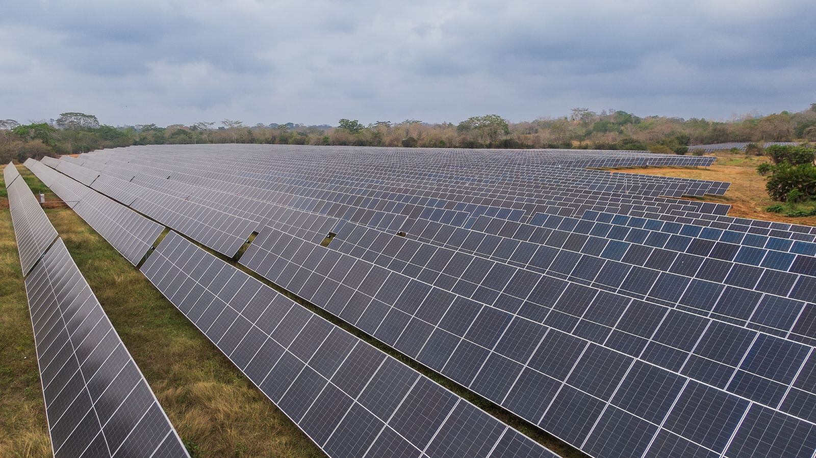 Los paneles solares ya cruzan Colombia de punta a punta 11 veces: el almacenamiento es el siguiente pasov