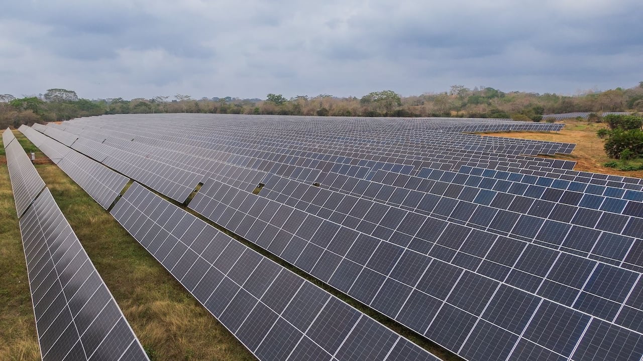 Los paneles solares ya cruzan Colombia de punta a punta 11 veces: el almacenamiento es el siguiente paso