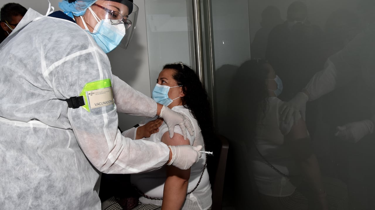 Primeros pacientes con reacciones adversas tras recibir vacuna en Bogotá, estos fueron los síntomas