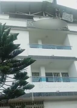 Desde el cuarto piso de este edificio la mujer presuntamente saltó.