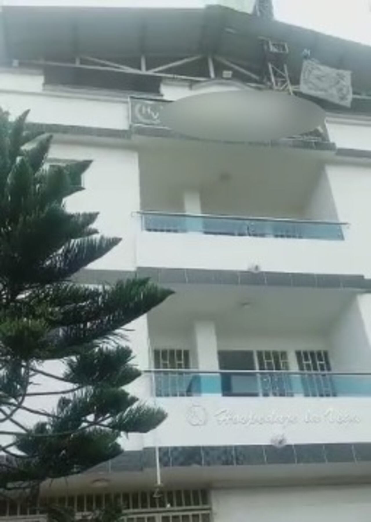 Desde el cuarto piso de este edificio la mujer presuntamente saltó.