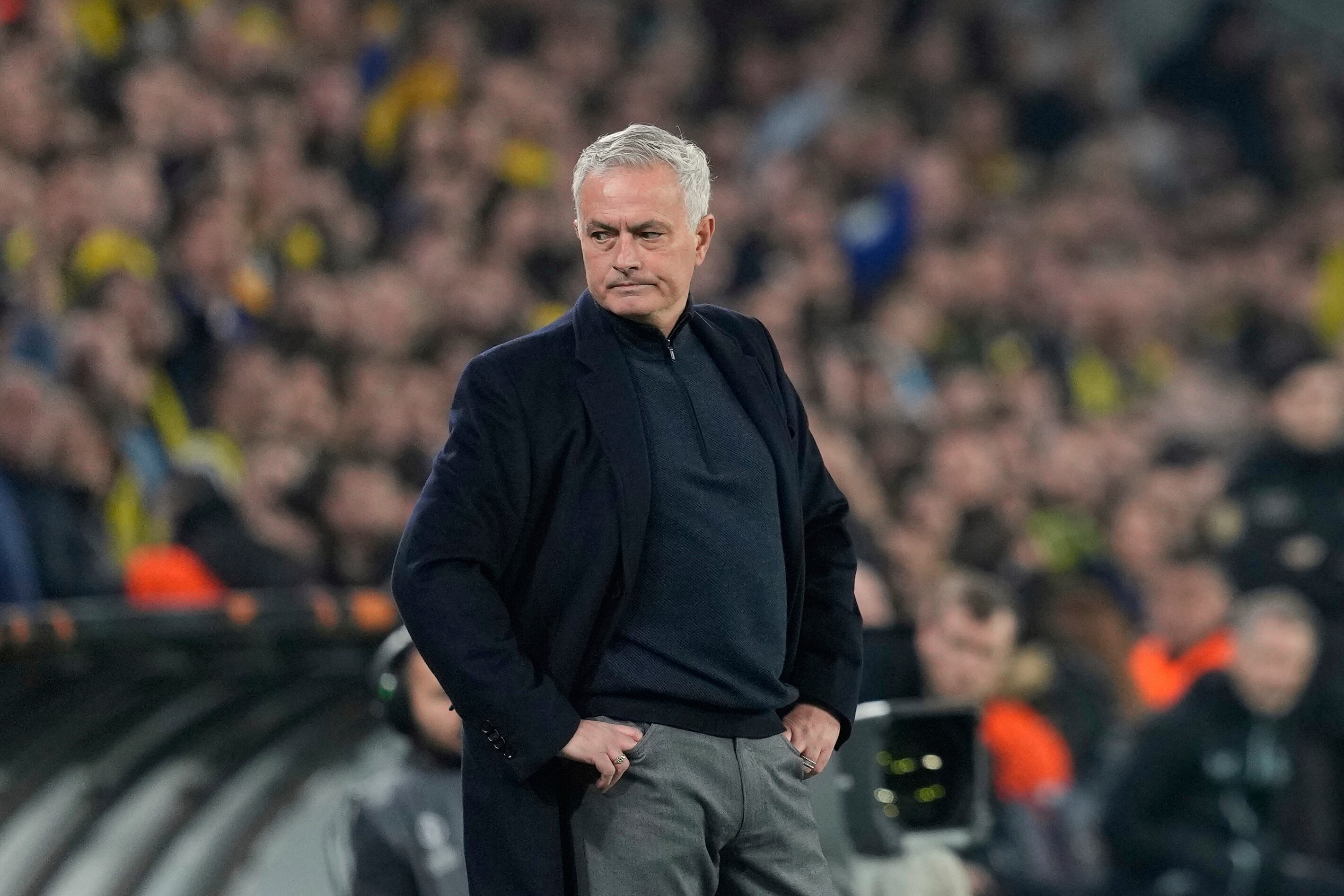 ARCHIVO - El entrenador del Fenerbahce, Jose Mourinho, antes de un partido de ida de octavos de final de la Europa League entre su equipo y el Rangers, en el estadio Sukru Saracoglu de Estambul, Turquía, el 6 de marzo de 2025. (AP Foto/Khalil Hamra, archivo)