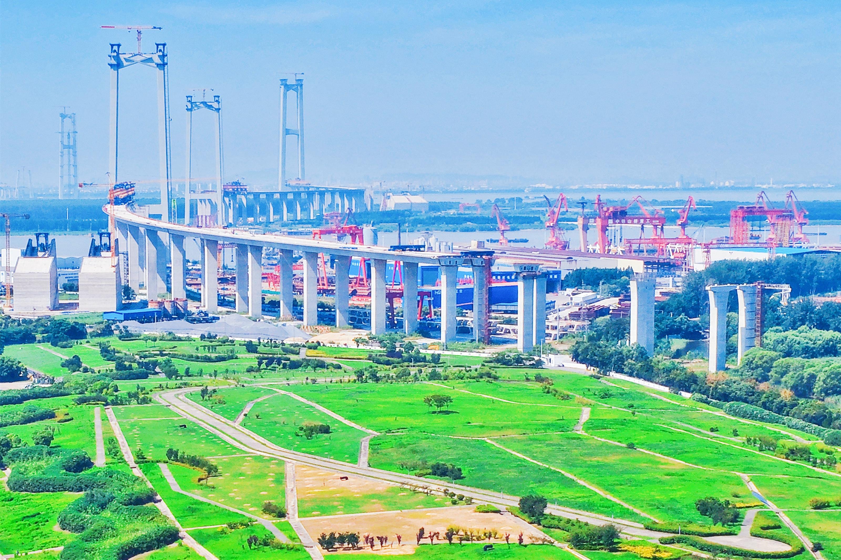 168
El puente Zhangjinggao sobre el río Yangtsé, en construcción en Rugao, provincia de Jiangsu (este de China), el 15 de julio de 2026. (Foto de Wu Shujian / IC photo / Imaginechina vía AFP)