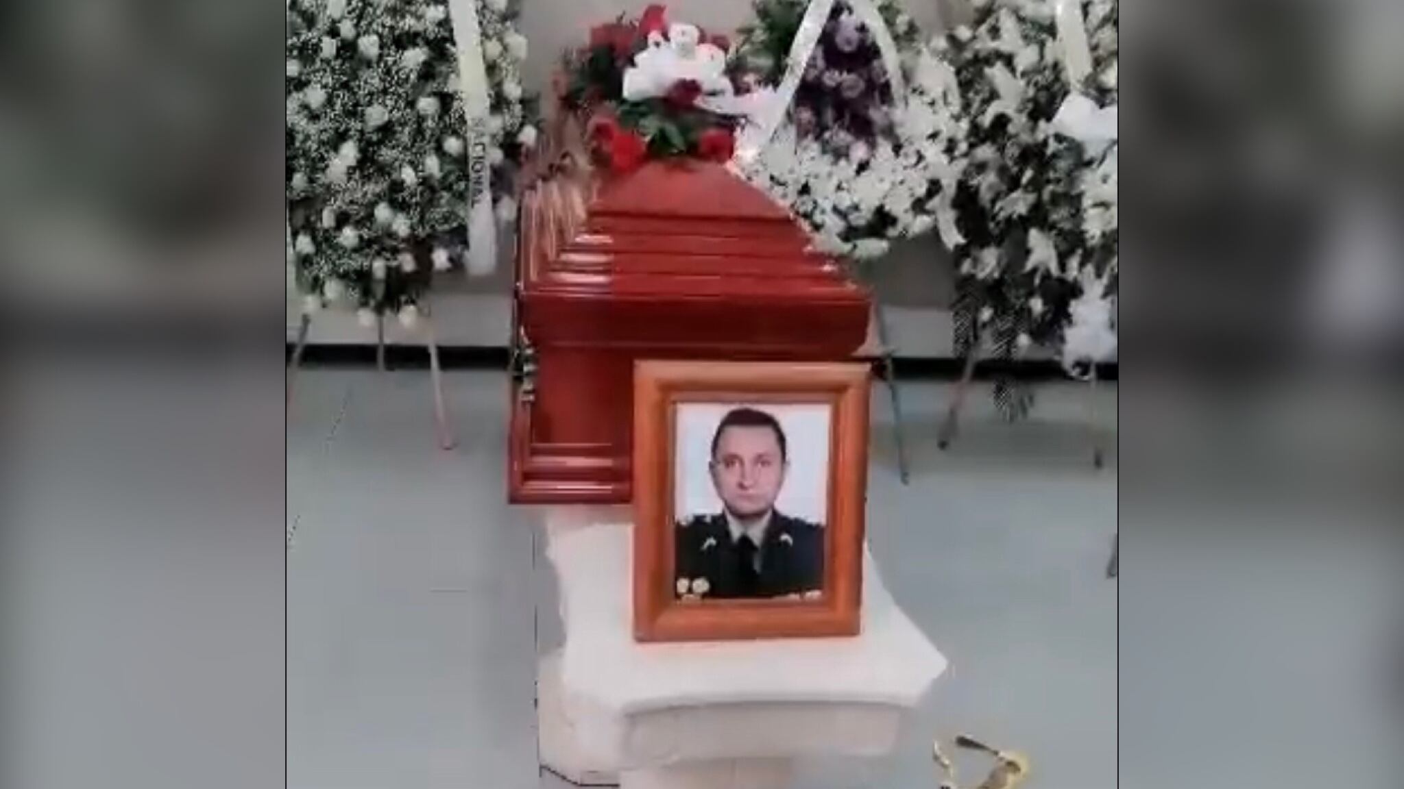 Las exequias del Coronel Óscar Dávila se cumplieron este domingo en Bogotá en medio de escenas de dolor de familiares y amigos que se hicieron presentes en el Centro Religioso de la Policía Nacional.