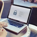 Por motivos de seguridad, los expertos recomiendan poner una contraseña con combinación de letras y números. Foto: Getty Images.