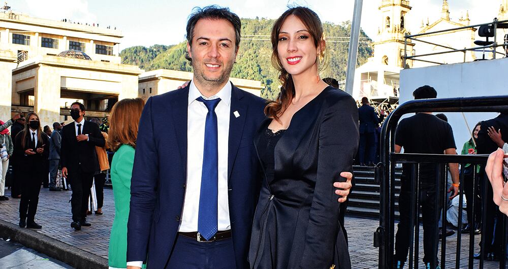 Daniel Quintero, alcalde de Medellín, junto a su esposa, Diana Osorio, no contuvo su efusividad por el inicio del nuevo gobierno.