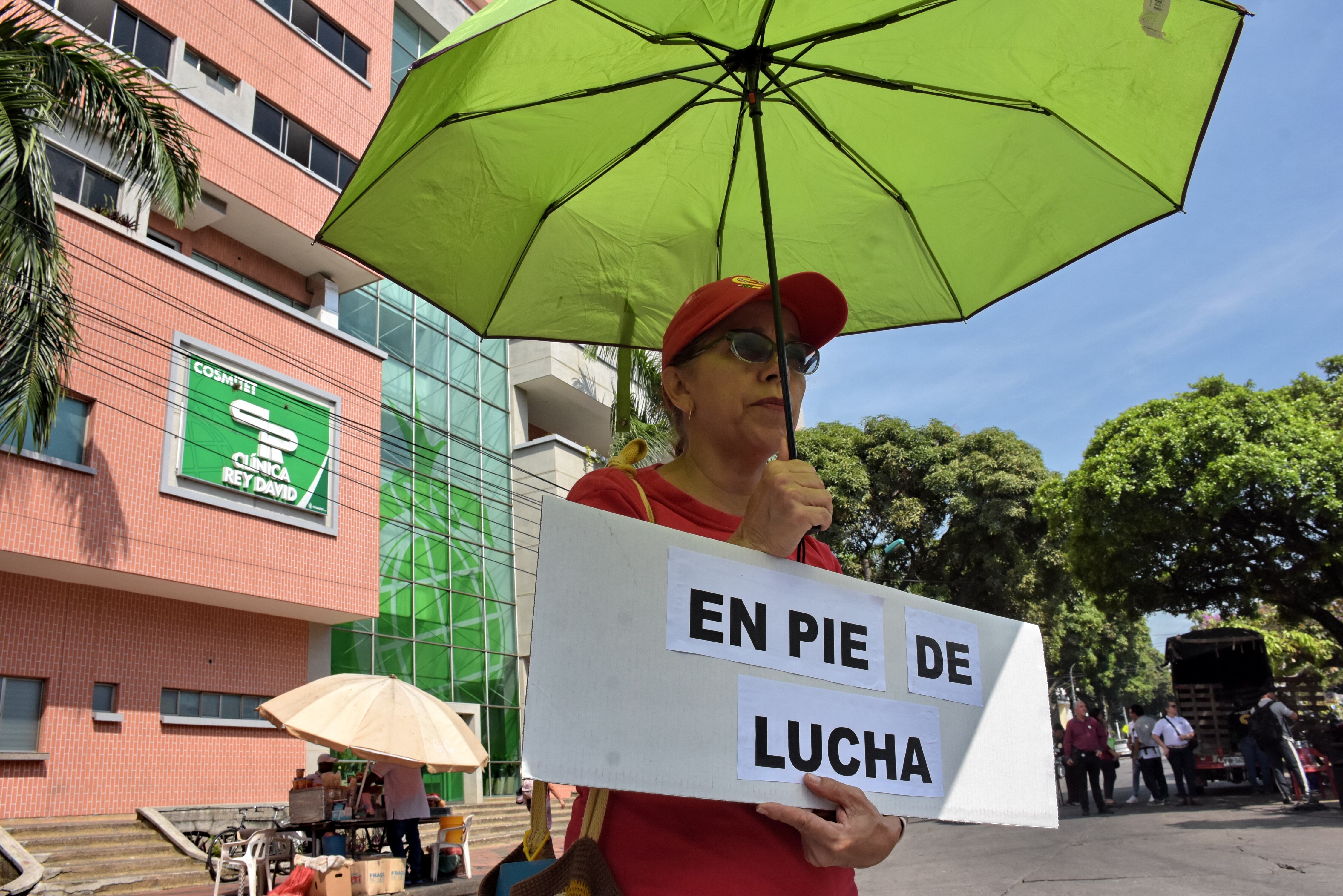 Los maestros afiliados a los sindicatos SUTEV y ASIEVA realizaron una protesta frente a la Clínica Rey David al considerar que su cierre los afecta en su derecho a la salud ya que este centro médico atendía a  un gran número de maestros.
