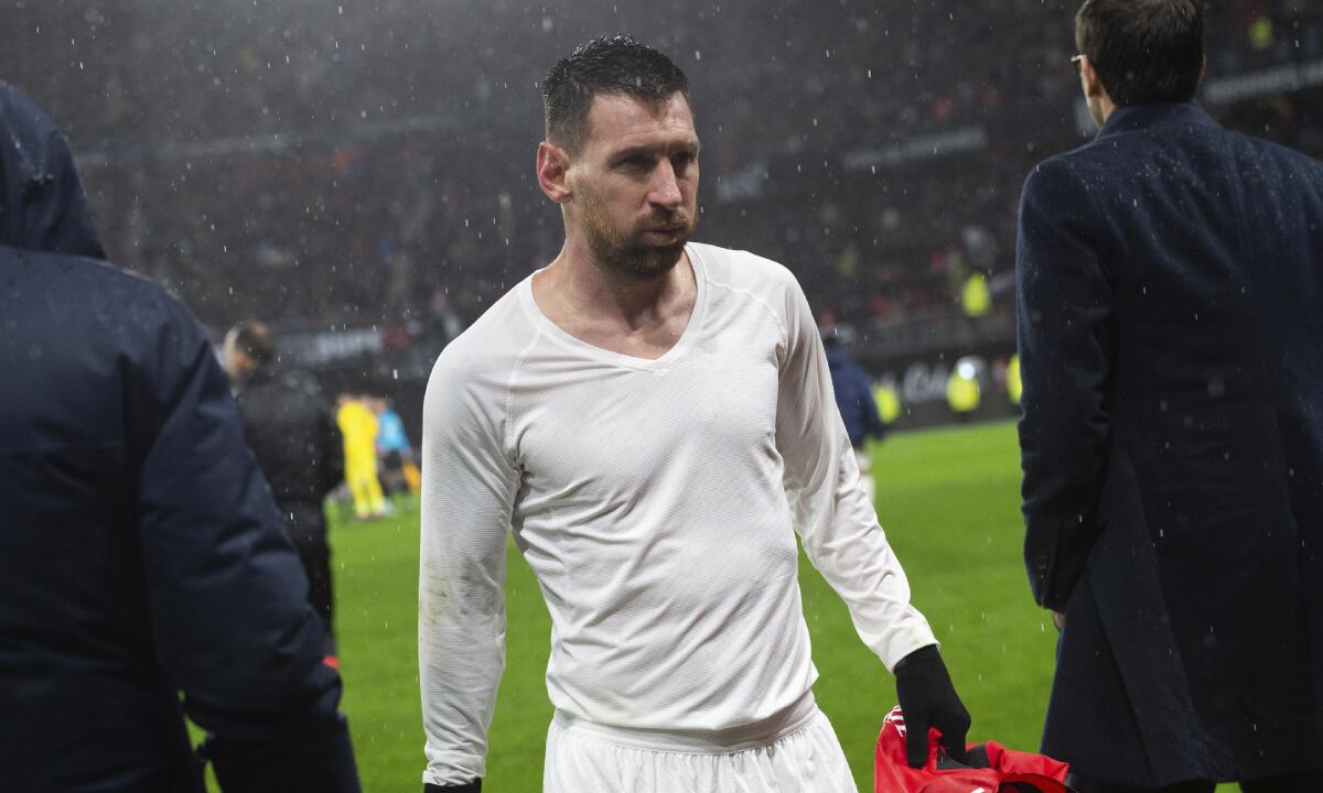 PSG's Lionel Messi leaves the pitch after the League One soccer match Rennes against Paris Saint-Germain at the Roazhon Park stadium Sunday, Jan. 15, 2023 in Rennes, western France. Rennes won 1-0. (AP/Mathieu Pattier)