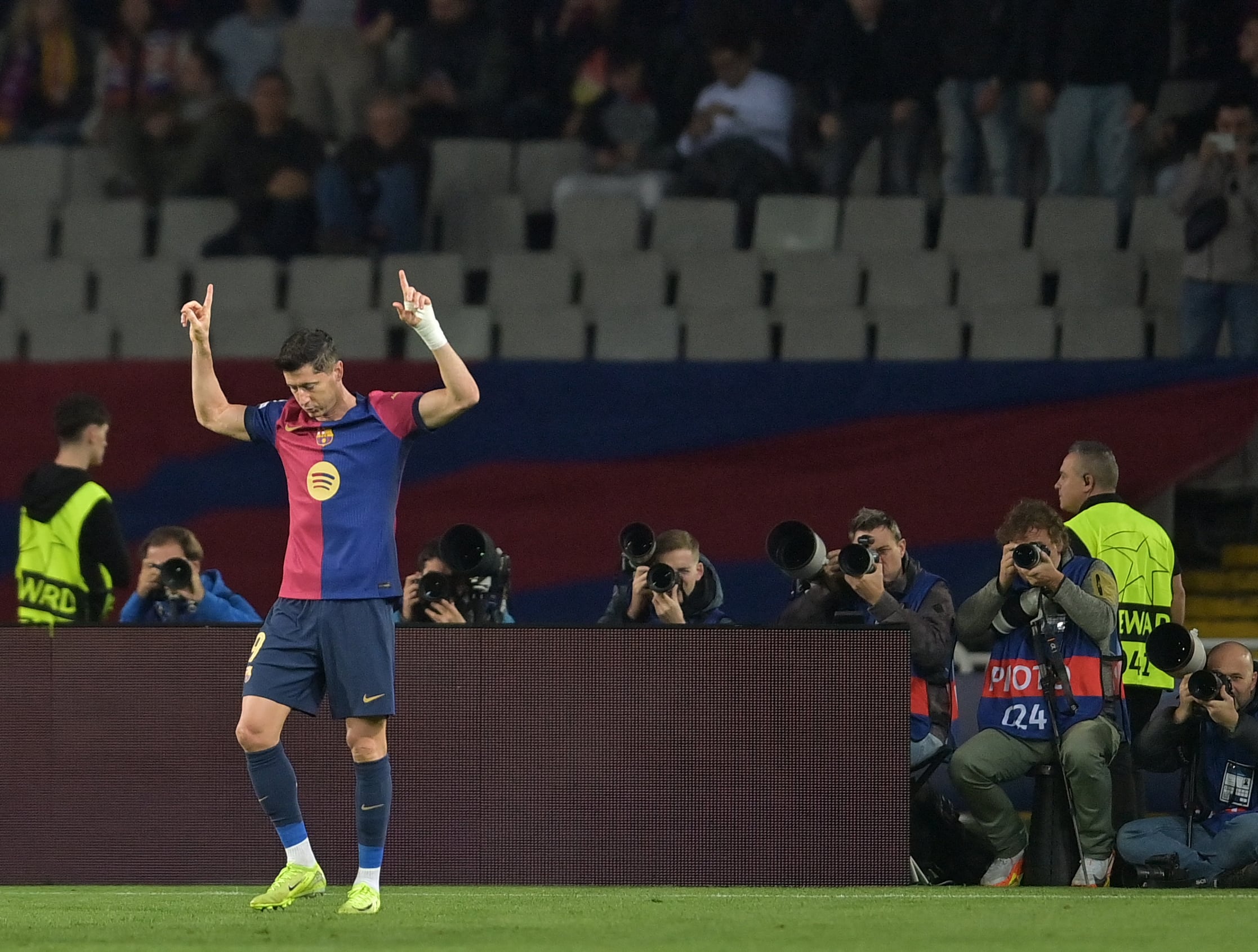 Robert Lewandowski consiguió ante el Brest su gol 100 en la Uefa Champions League.