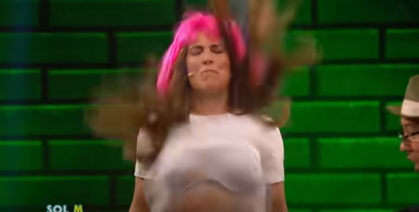 El momento exacto en que Sara es impactada por el primer choque de aire.