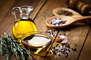 El uso de romero y de sábila pueden ayudar en el crecimiento del cabello.