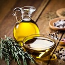 El uso de romero y de sábila pueden ayudar en el crecimiento del cabello.