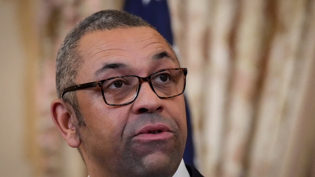 El jefe de la diplomacia británica, James Cleverly, reafirmó su apoyó a Ucrania en la guerra contra Rusia. Foto: AFP.
