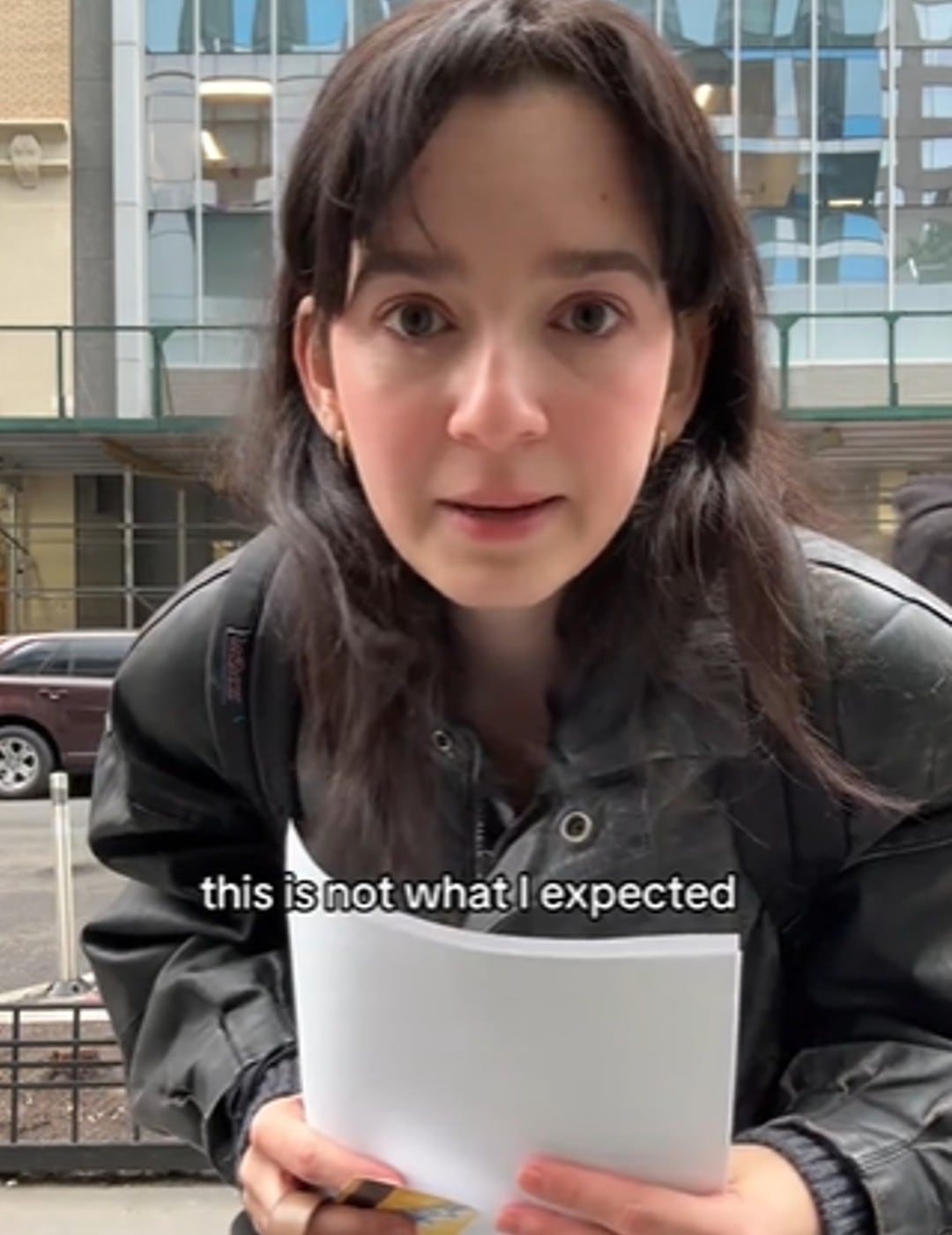 Joven políglota llora al no encontrar trabajo.