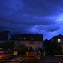 En esta imagen tomada con obturador lento, un rayo ilumina el sol de la tarde durante una intensa tormenta (Arne Dedert/dpa via AP)