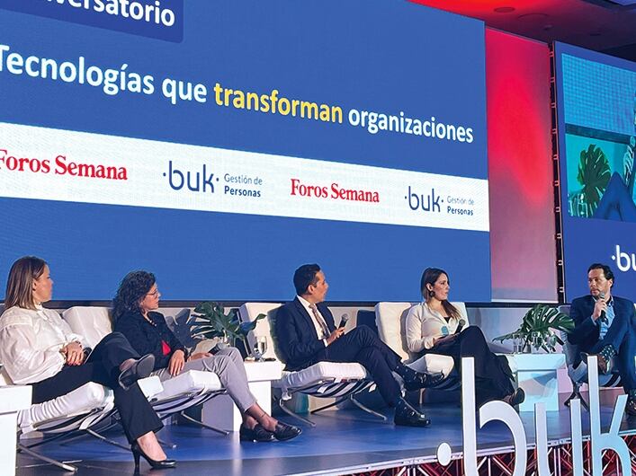 Carolina Vargas, gerente de Efectividad Organizacional y Compensación en Coca-Cola; Elizabeth Duarte, directora de Proyectos de Great Place to Work; Diego Bonilla, editor de Enfoque de SEMANA; Verónica Barrera, gerente de Recursos Humanos para P&G; y Camilo Mejía, country manager de Buk Colombia.