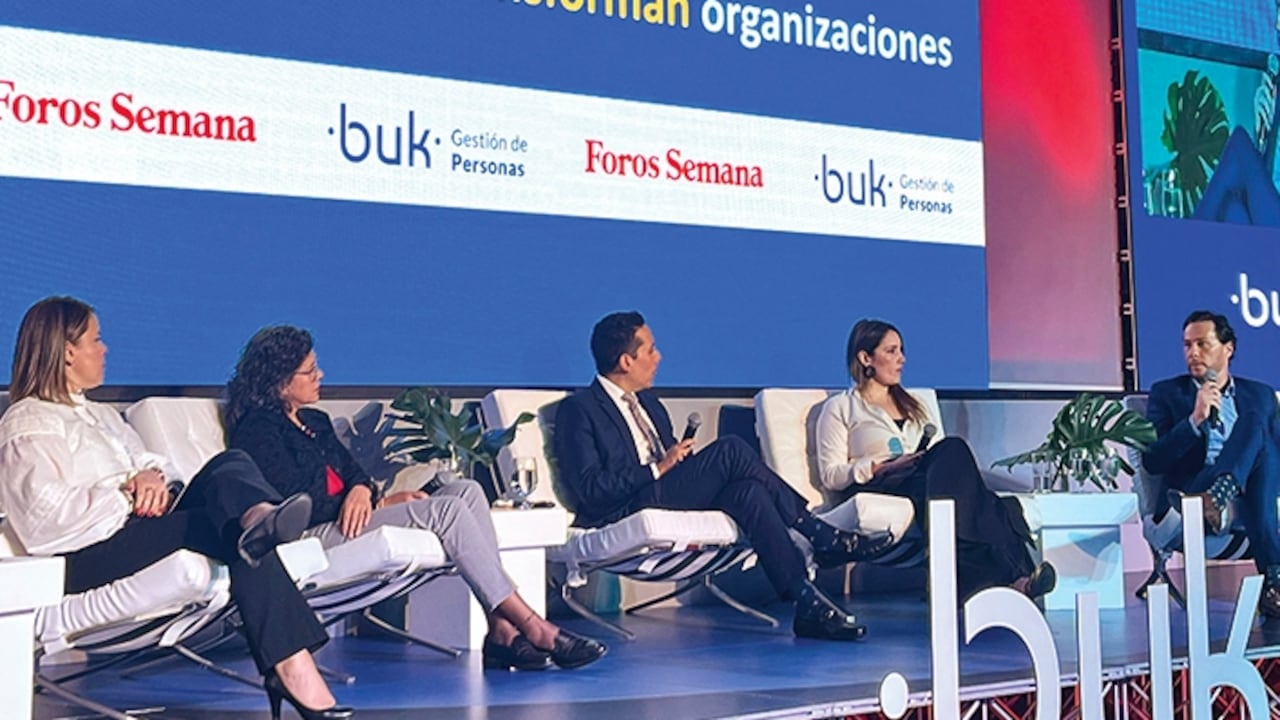 Carolina Vargas, gerente de Efectividad Organizacional y Compensación en Coca-Cola; Elizabeth Duarte, directora de Proyectos de Great Place to Work; Diego Bonilla, editor de Enfoque de SEMANA; Verónica Barrera, gerente de Recursos Humanos para P&G; y Camilo Mejía, country manager de Buk Colombia.