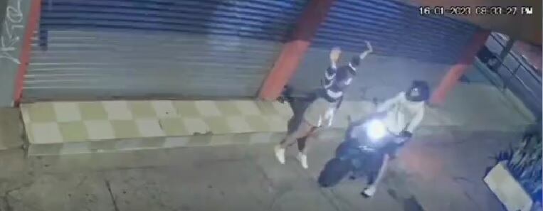 Captan en video cómo motoladrones asaltaron a sus víctimas en dos barrios de Cali.