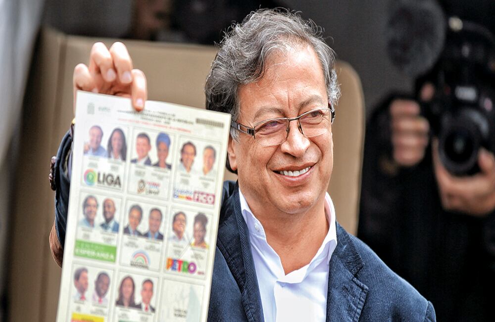 El candidato vota en el colegio Marco Antonio Carreño en el sur de Bogotá. 