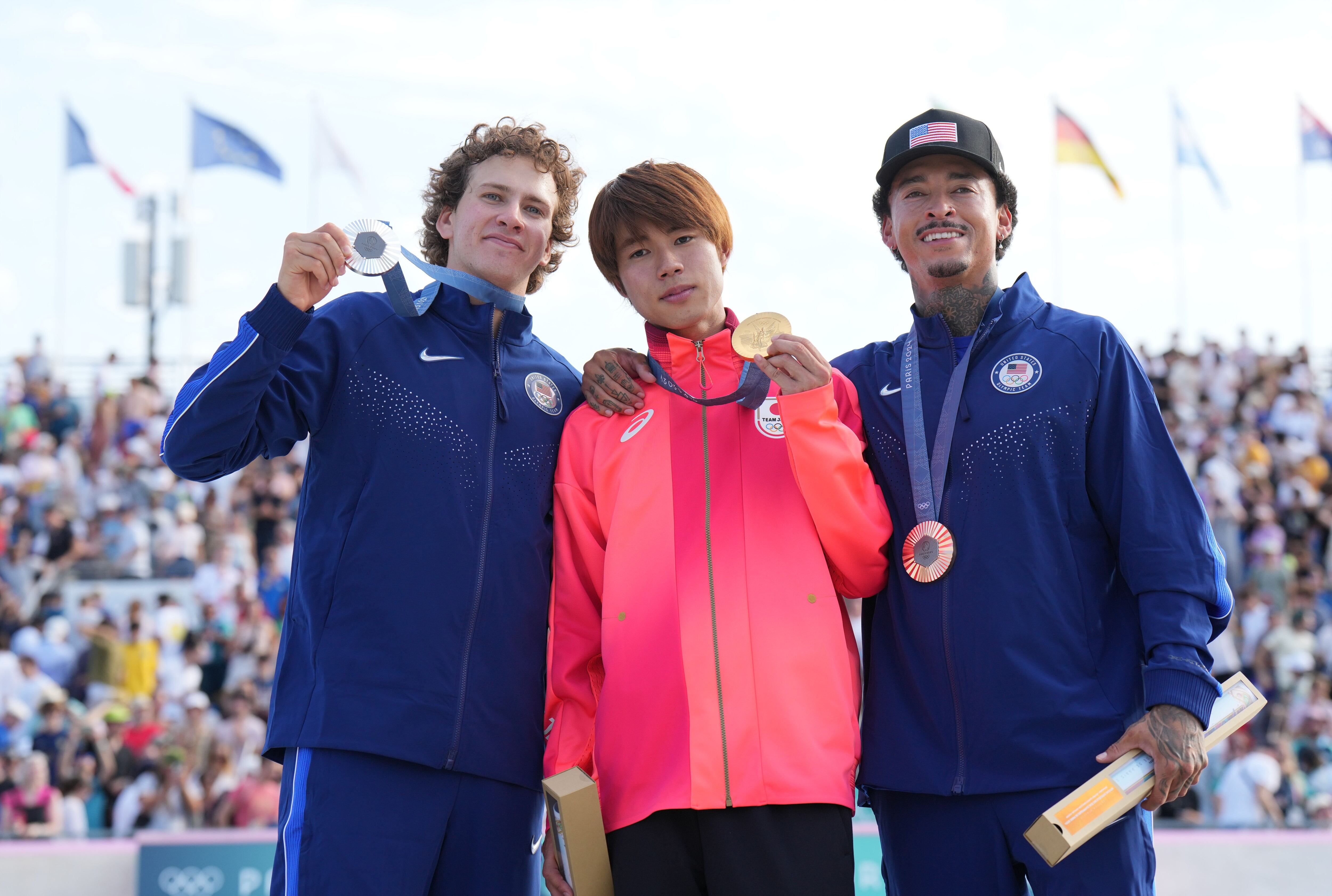 El medallista de oro Horigome Yuto C de Japón, el medallista de plata Jagger Eaton L de los Estados Unidos y el medallista de bronce Nyjah Huston de los Estados Unidos posan durante la ceremonia de premiación de la calle masculina de skateboarding en los Juegos Olímpicos de París 2024 en París, Francia, 29 de julio de 2024.