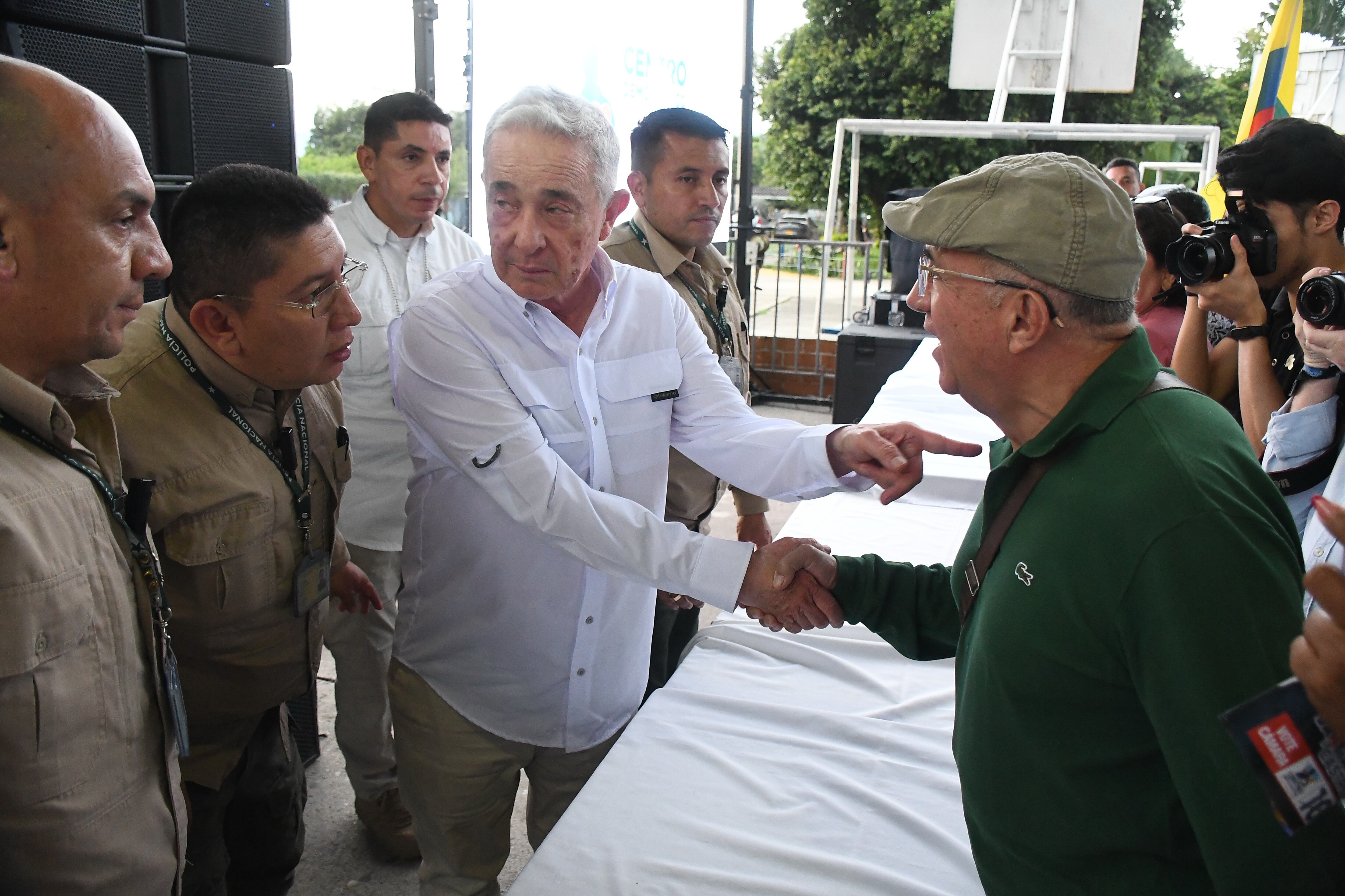Cali: Álvaro Uribe, en campaña con candidatos al Congreso de la República 2026. Foto José L Guzmán