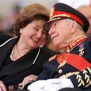 (ARCHIVOS) En esta foto de archivo tomada el 10 de marzo de 1998 el ex dictador chileno (1973-90) general Augusto Pinochet (der.) Escucha a su esposa Lucía Hiriart durante la ceremonia de retiro del mando del ejército en la Academia Militar de Santiago. - Lucía Hiriart Rodríguez, viuda del ex dictador chileno Augusto Pinochet (1973-1990), falleció el 16 de diciembre de 2021 a la edad de 99 años (Foto de Cris BOURONCLE / AFP).