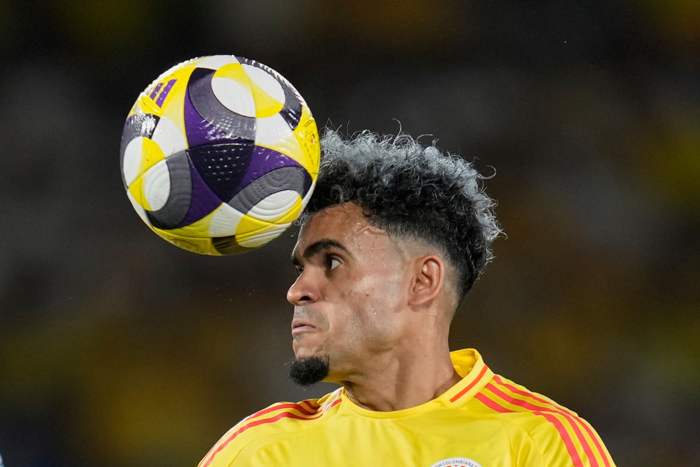 Luis Díaz, de la selección de Colombia, controla un balón en un partido contra Bolivia, en las eliminatorias mundialistas, el juevees 4 de septeimbre de 2025 (AP Foto/Fernando Vergara)