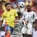 Luis Diaz de Colombia disputa el balón con Haxzel Quiros de Costa Rica durante el partido del Grupo D de la CONMEBOL Copa América 2024 entre Colombia y Costa Rica en el State Farm Stadium el 28 de junio de 2024 en Glendale, Arizona.
