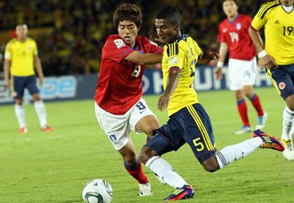 Héctor Quiñones (d) ha sido un hombre vital, en la salida del equipo colombiano por el costado izquierdo.