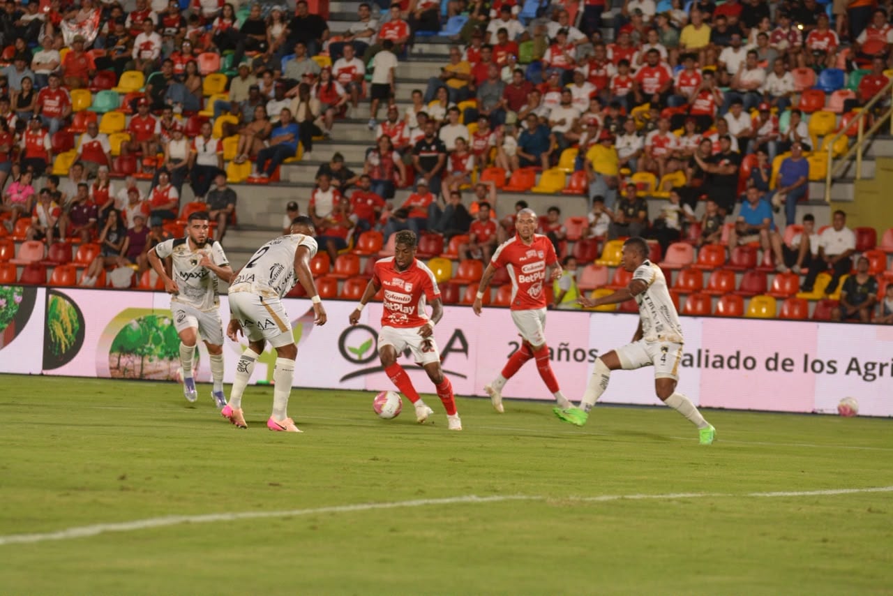 Imagen del juego entre Llaneros y Santa Fe en Villavicencio.
