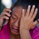 Una mujer migrante llora mientras habla por teléfono celular en un parque después de que las autoridades mexicanas la empujaron a ella y a un gran grupo de deportados de Estados Unidos fuera de un área en la que se habían hospedado después de su expulsión, en Reynosa, México. Foto: AP / Julio Cortez.