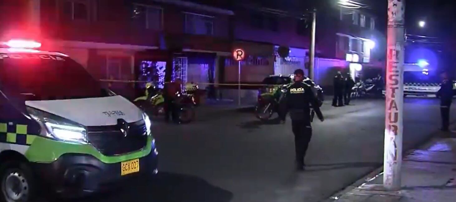 En el momento dejaron a la víctima herida y fue trasladada a un hospital para ser atendida en el Hospital de Kennedy, en donde falleció.