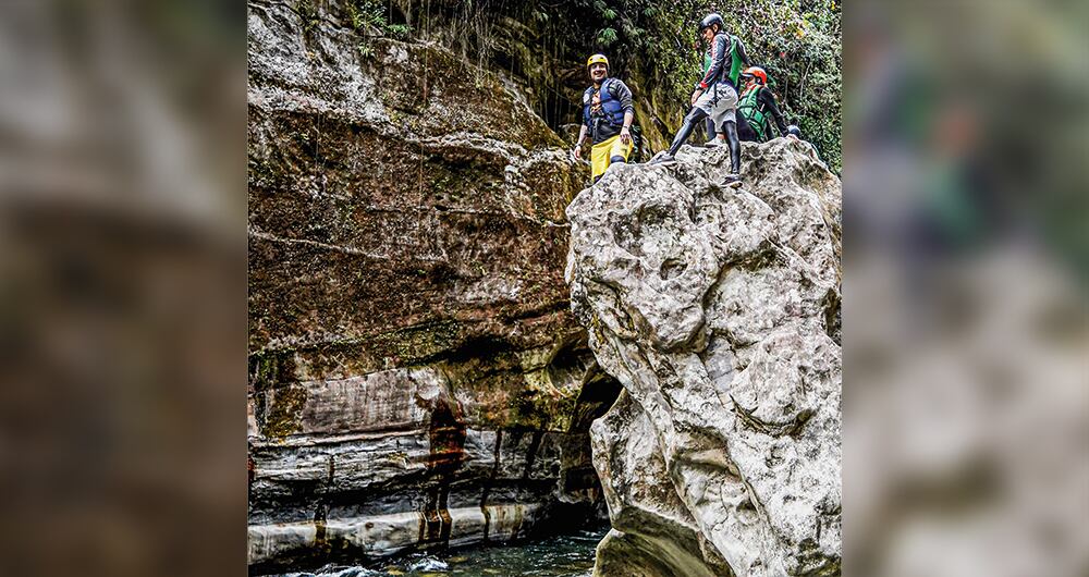 Las rocas sedimentarias, que conforman las paredes del cañón, tienen una altura de hasta 100 metros. 