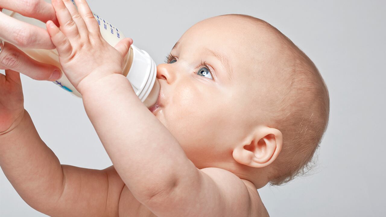 La leche comercial para los bebés no sería tan buena como se hace ver en la publicidad.