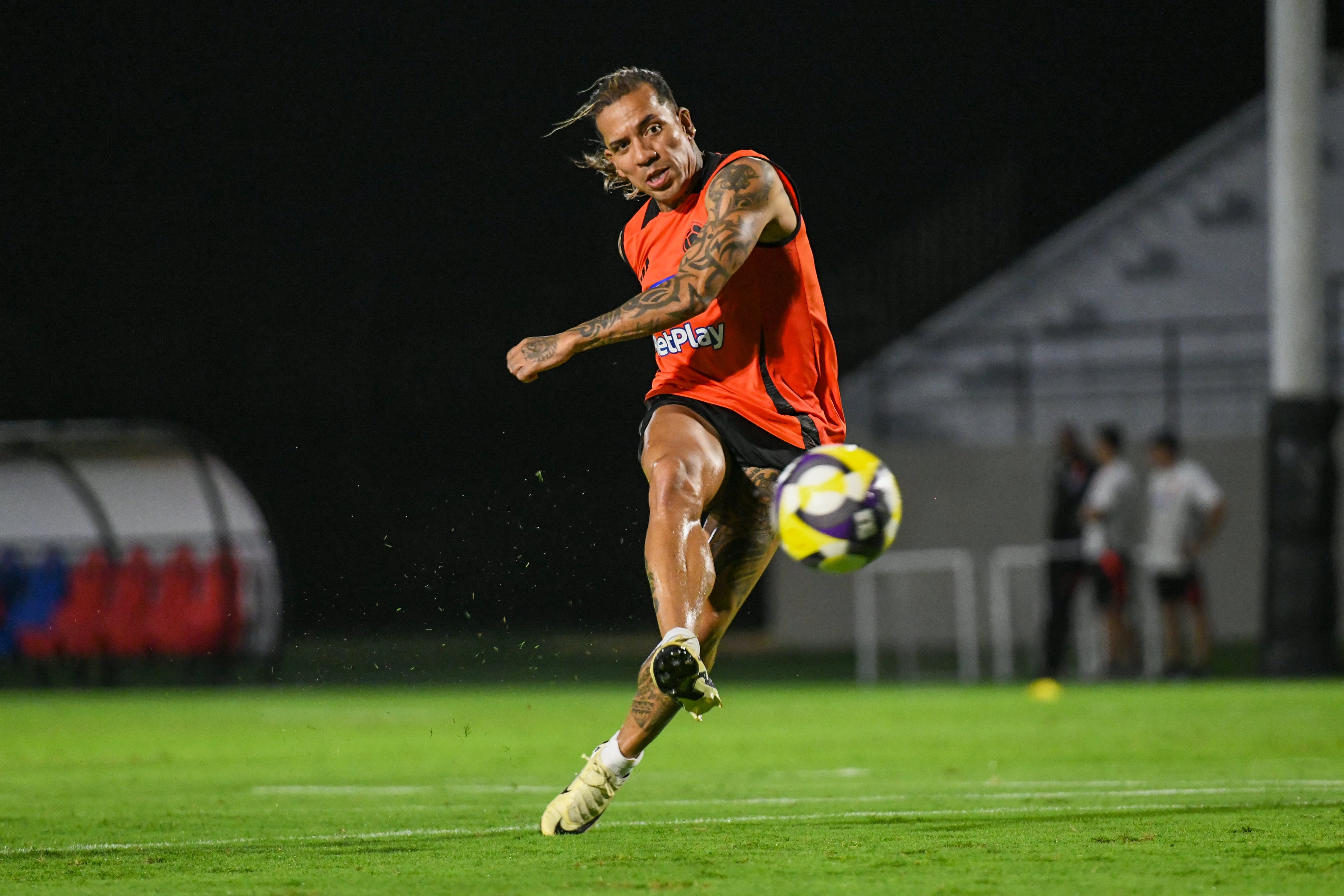 Néstor Lorenzo (der.) convocó a Dayro Moreno para la última doble fecha de eliminatorias.