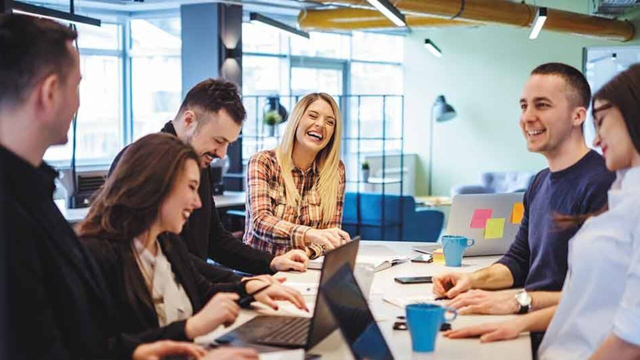 Reconocer un trabajo bien hecho es uno de los factores que mejoran el ánimo de los empleados.
