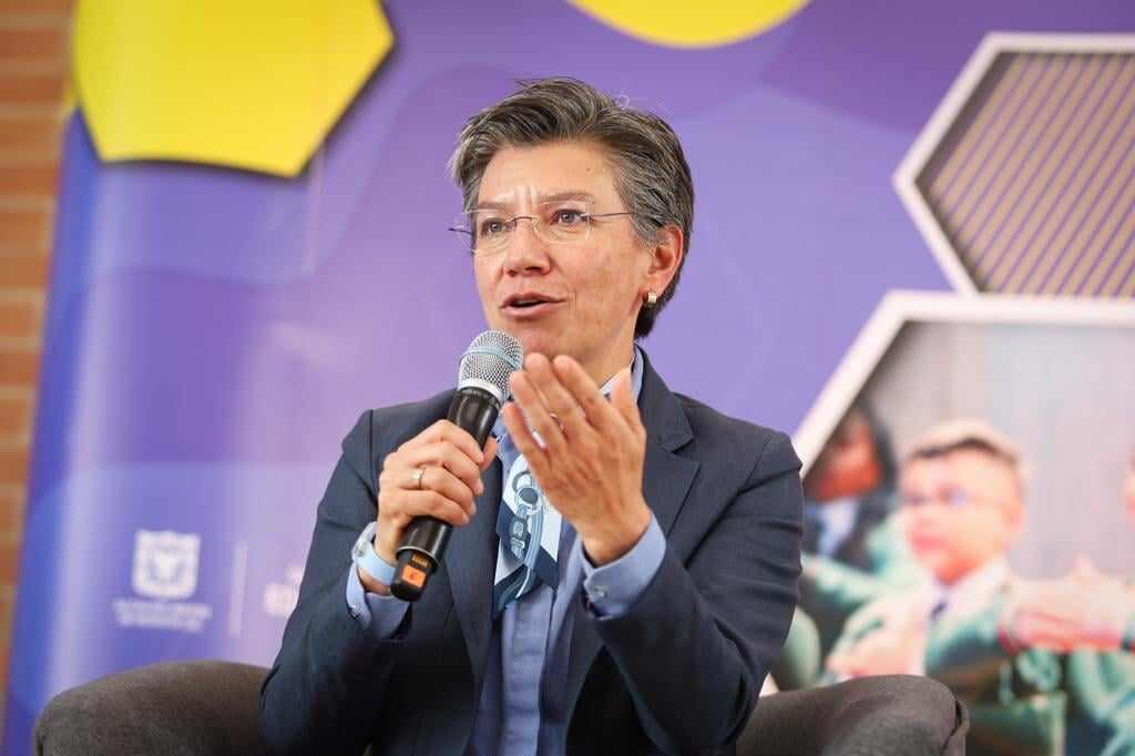 La alcaldesa Claudia López lideró la entrega del colegio.