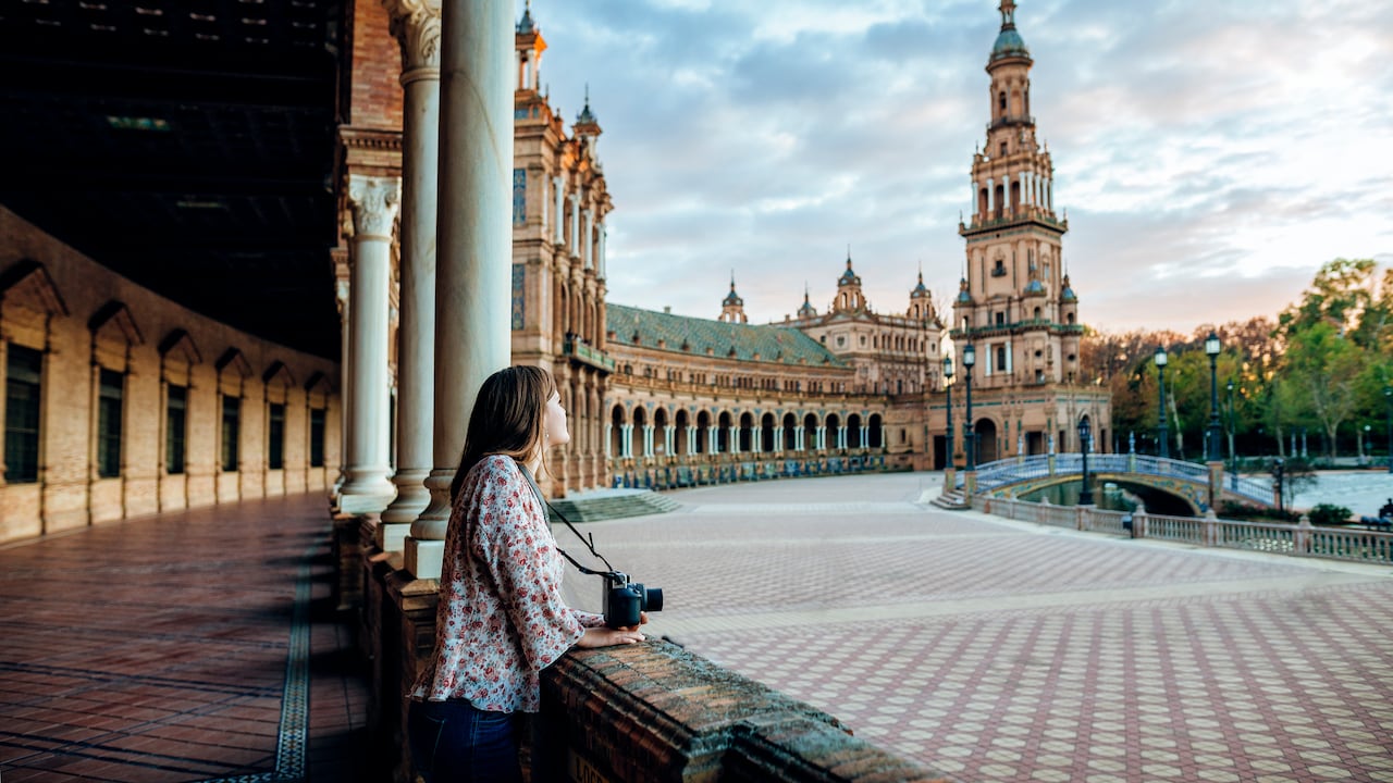 Turista paseando por la Plaza de España de Sevilla. Fue diseñado por el arquitecto sevillano Aníbal González para la Exposición Iberoamericana de 1929.