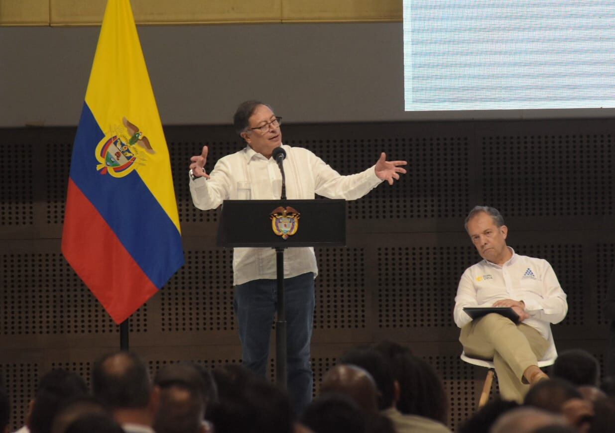 El presidente Gustavo Petro en Cali reunido con los nuevos alcaldes y gobernadores electos. Aymer Álvarez / El País